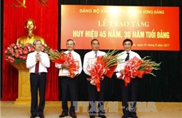 Trao tặng huy hiệu Đảng cho đảng viên Đảng bộ Văn phòng Trung ương Đảng 
